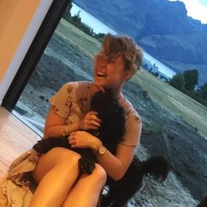 Meet your Posher, Caitlin